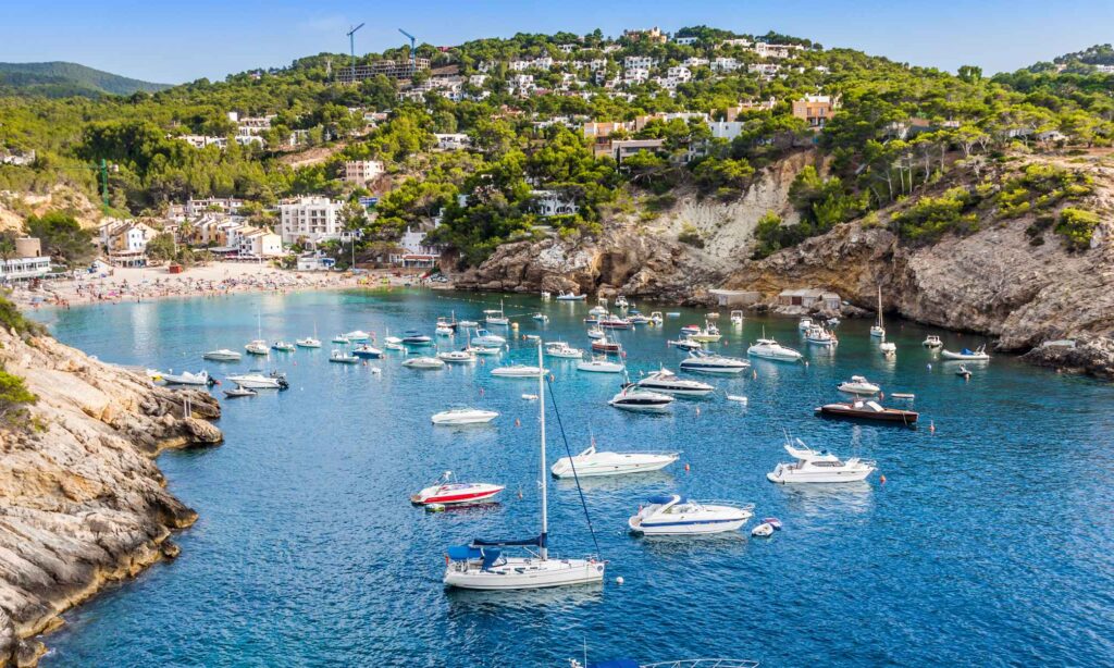 Entre las 11 mejores bases para los titulares de un visado de oro español figura Ibiza.